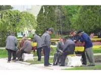 Pensionari în parc