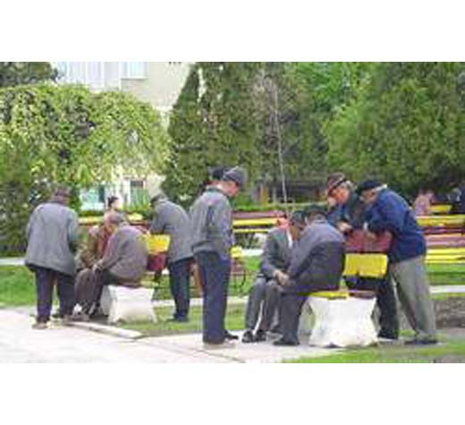 Pensionari în parc