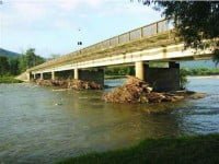 Deşeuri şi resturi de material lemnos pe cursurile de apă, în zona podurilor şi podeţelor