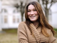 Carla Bruni scoate la licitaţie manuscrisul piesei „Quelqu’un m’a dit” pentru o cauză umanitară 