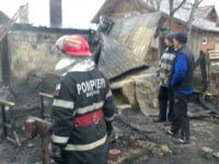 Două gospodării cuprinse de foc, în cartierul Iţcani