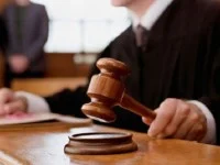 Şeful Postului de Poliţie din Moldoviţa şi complicii săi, trimişi în judecată