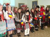 Bucovineni uniţi într-o şi lângă o carte