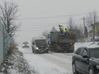 În jur de 220 km de drumuri judeţene nu vor fi deszăpezite decât în situaţii de urgenţă