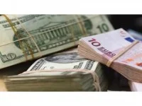 Dolarul la un nou minim al ultimelor şase luni
