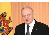 Preşedintele Nicolae Timofti a acordat cetăţenia Republicii Moldova soţilor Băsescu