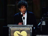 Bob Dylan – omagiat cu premiul „Persoana Anului” decernat de Fundaţia MusiCares