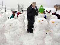 Un orăşel japonez deţine recordul mondial al celor mai mulţi oameni de zăpadă ridicaţi într-o oră