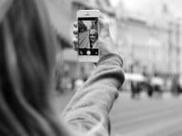 Ce spun psihologii despre nevoia de „selfie-uri”?