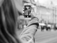 Ce spun psihologii despre nevoia de „selfie-uri”?