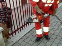 Cu autospeciala de descarcerare ISU pentru salvarea unui căţel prins într-un gard