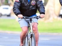 Arnold Schwarzenegger, oprit de poliţia din Melbourne fiindcă mergea pe bicicletă fără cască