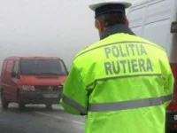 Sute de poliţişti prezenţi pe drumurile judeţului