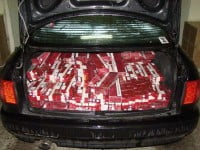 11.000 de pachete de ţigări, lei, valută şi o maşină confiscate de poliţişti 
