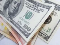 Dolarul a crescut cu 13 bani