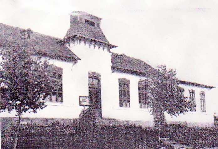 Şcoala construită în 1912-1913 şi extinsă în 1948