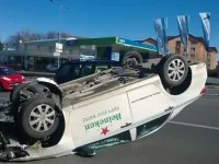 Autoturism răsturnat pe cupolă