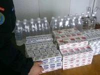 Ţigări şi alcool de contrabandă confiscate în bazaar