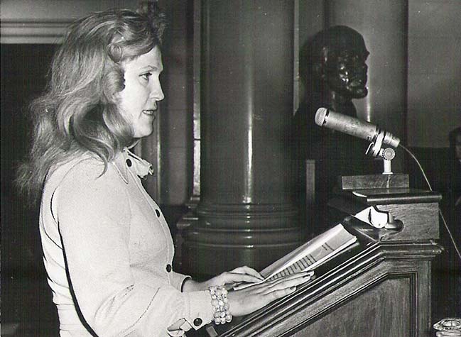 Aula-Academiei-Romane--La-pupitru-Lucia-Olaru-Nenati,--1973
