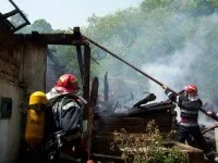 Anexe, din două gospodării, cuprinse de foc