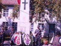 Monumentul eroilor din Broşteni, construit în 2003