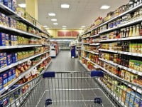Supermarket-urile, obligate să doneze alimentele aflate aproape de data expirării
