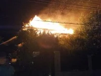 Două gospodării în flăcări de la o instalaţie electrică improvizată