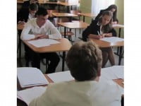 Candidat eliminat, prins cu telefon şi căşti
