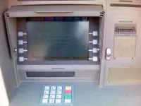 Doi suceveni care au fabricat dispozitive pentru copierea datelor de pe banda magnetică a cardurilor bancare, plasaţi sub control judiciar