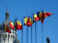 Prefectul Mirela Adomnicăi cere înlocuirea drapelelor jerpelite şi decolorate arborate la sediile primăriilor şi instituţiilor publice