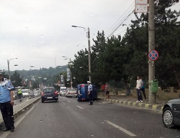 O maşină răsturnată pe Calea Unirii a îngreunat ieri dimineaţă traficul spre centrul Sucevei