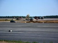 La pista Aeroportului Suceava mai e de turnat un strat de asfalt