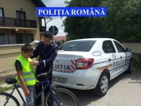 Bicicliştii suceveni au primit veste reflectorizante şi materiale informative