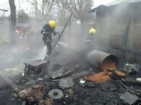 Trei gospodării cuprinse de flăcări pe str. Ciocârliei