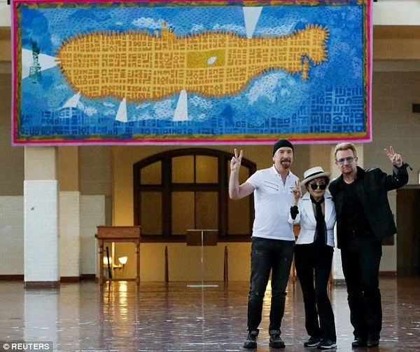 Yoko Ono, Bono şi The Edge au dezvelit pe insula Ellis o tapiserie în amintirea lui John Lennon