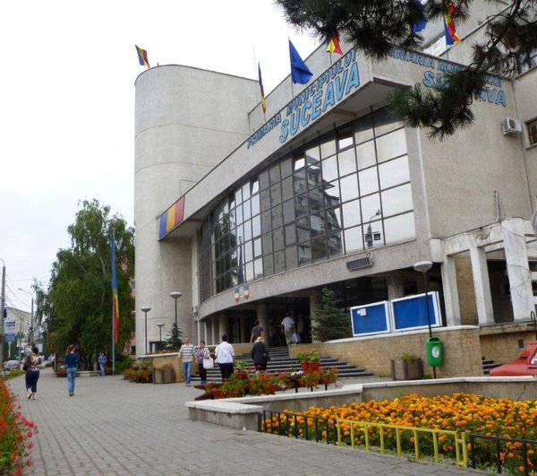 Cei peste 700 de angajaţi ai Primăriei Suceava au luat salarii majorate cu 12%