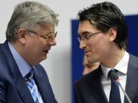 Fotbalul românesc geme, dar şefii din fotbal se hărăţesc pe nimicuri