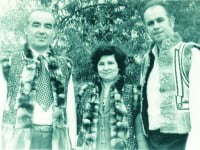 Cu Valea Mîndîcanu şi soţia sa, Iulia, îmbrăcaţi
în bondiţe bucovineşti