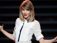 Taylor Swift, cea mai bine plătită cântăreaţă din ultimele 12 luni