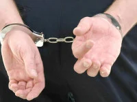 Un fals medic din Dumbrăveni, arestat preventiv pentru că a violat o tânără