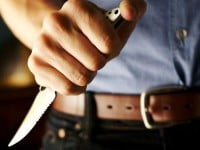 Un tată abia întors din Germania şi-a înjunghiat cu un briceag fetele de 15 ani