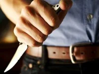 Un tată abia întors din Germania şi-a înjunghiat cu un briceag fetele de 15 ani