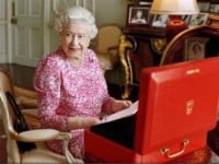 Regina Elisabeta a II-a a depăşit ieri recordul de longevitate al reginei Victoria pe tronul britanic