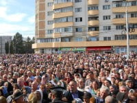 Mii de oameni au ascultat nemişcaţi slujbele şi cuvintele alese rostite cu acest prilej