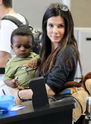 Sandra Bullock a adoptat o surioară pentru fiul ei, Louis