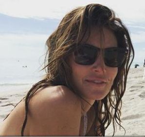Cindy Crawford a atras priviri pe o plajă din Miami