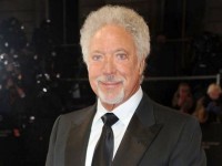 Tom Jones neagă o presupusă relaţie cu Priscilla Presley, de care însă îl leagă doar o prietenie veche