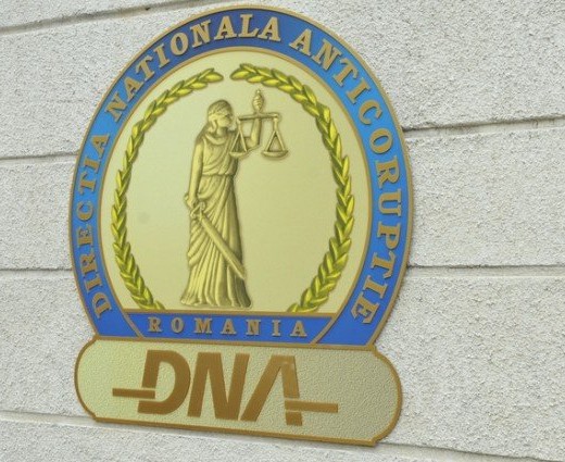 O profesoară de română din Rădăuţi a semnat acord de recunoaştere a vinovăţiei pentru trafic de influenţă şi complicitate la fals în înscrisuri oficiale