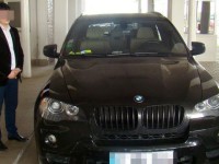 Un tânăr cu BMW a băut cu prietena lui şi a trecut în viteză cu maşina prin Vama Siret