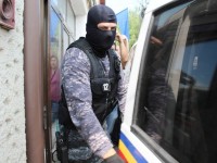 Trei persoane au fost reţinute, după ce la audieri au ajuns peste o sută de indivizi